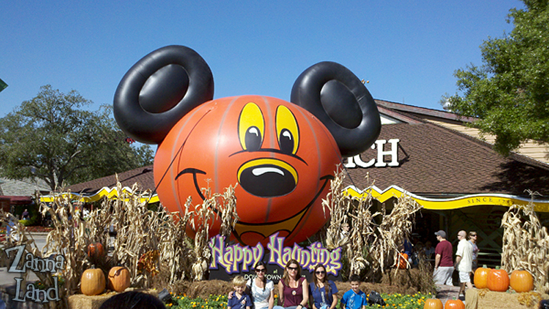 halloween-decor-and-treats-at-downtown-disney-marketplace-and-west-side