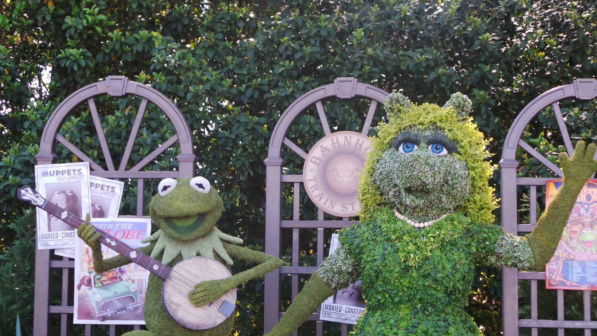 Kermit and Miss Piggy Topiary